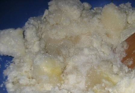 1. Этап. Торт на сковороде с творогом: Первым делом вам необходимо сделать тесто, из которого вы будете печь коржи. Для этого в миске смешайте творог и два стакана сахарного песка. Вбейте два яйца, добавьте соду и ванилин. Затем понемногу добавляйте пшеничную муку, просеянную через сито. Муки должно быть столько, чтобы тесто было плотным, но мягким.