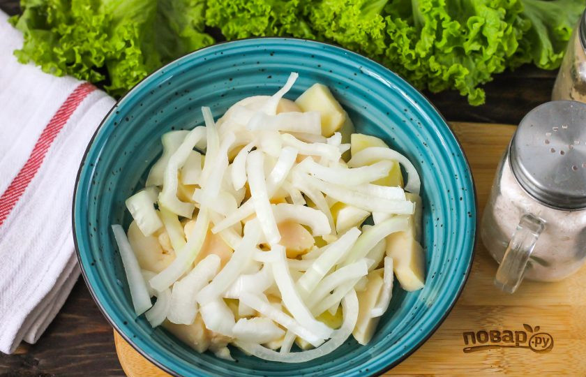 1. Этап. Салат Русская закуска: Очищенную половину репчатого лука нарежьте полосками и выложите в глубокую емкость, залейте уксусом, добавьте 1 ст.л. растительного масла, всыпьте соль и сахар, перемешайте и оставьте на 15-20 минут. Затем выложите лук на картофель, а маринад слейте.
