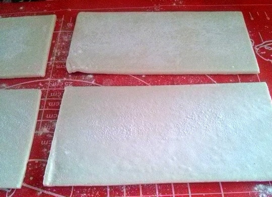 1. Этап. Булочки с корицей без дрожжей: Разморозьте слоеное бездрожжевое тесто.