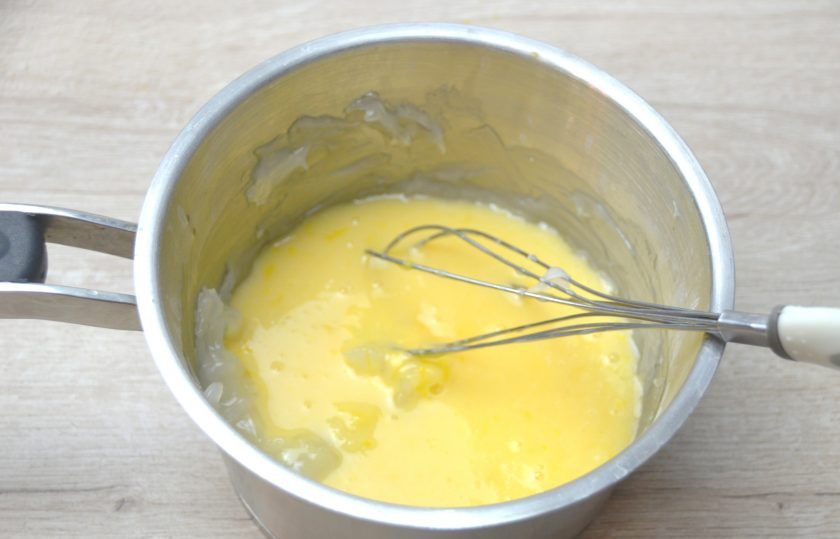 1. Этап. Американский лимонный пирог: Переложите лимонную массу в сотейник и смешайте с крахмальной массой до однородности.