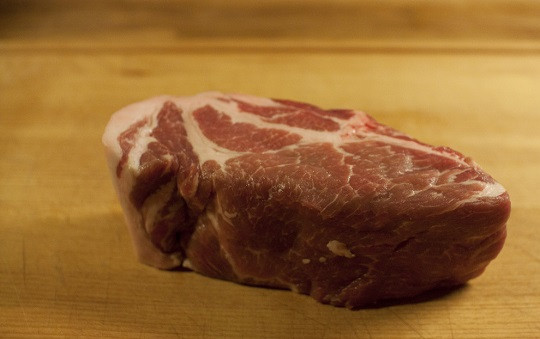 1. Этап. Антрекот из свинины на сковороде: 1. Основной ингредиент - это, конечно же, мясо. Его необходимо вымыть, обсушить немного и дать полежать немного, чтобы свинина стала комнатной температуры. При желании мясо можно нарезать ломтиками или жарить целиком.