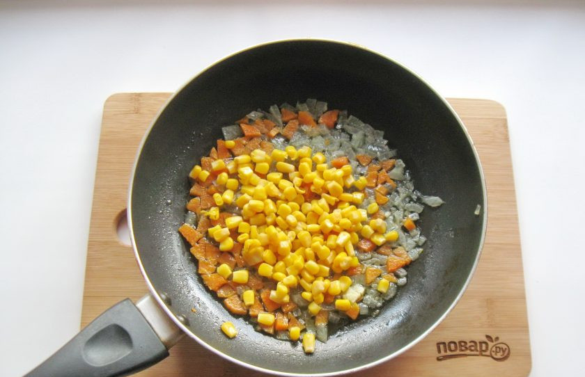 1. Этап. Рис с кукурузой и фасолью: Добавьте кукурузу. Она может быть консервированной или мороженой.