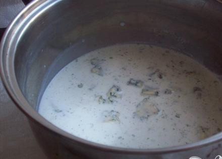 1. Этап. Куриное филе в соусе из сливок и сыра дор-блю: 3. Теперь добавляем все в сливки.