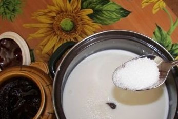 1. Этап. Желе из кефира и желатина: Добавляем две столовые ложки меда, ванильный сахар и обычный сахар.