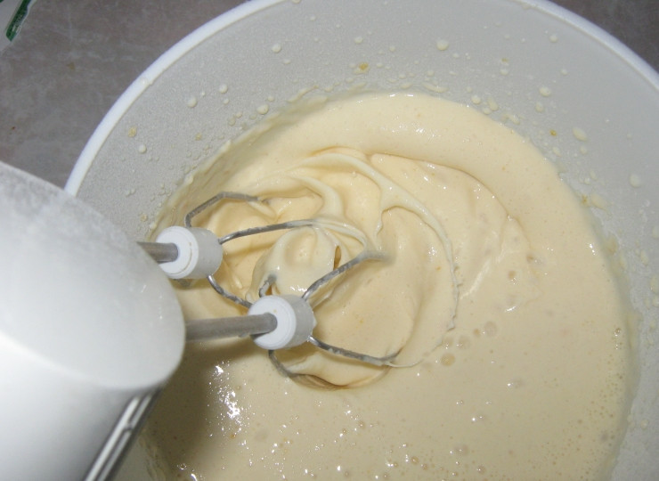 1. Этап. Блинчики на молоке и сметане: 3. Когда сода вступит в реакцию, - добавим муку и крахмал.