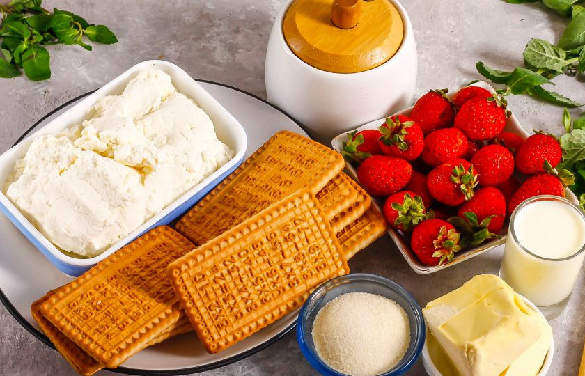 1. Этап. Клубничный чизкейк с творогом без выпечки: Подготовьте указанные ингредиенты.