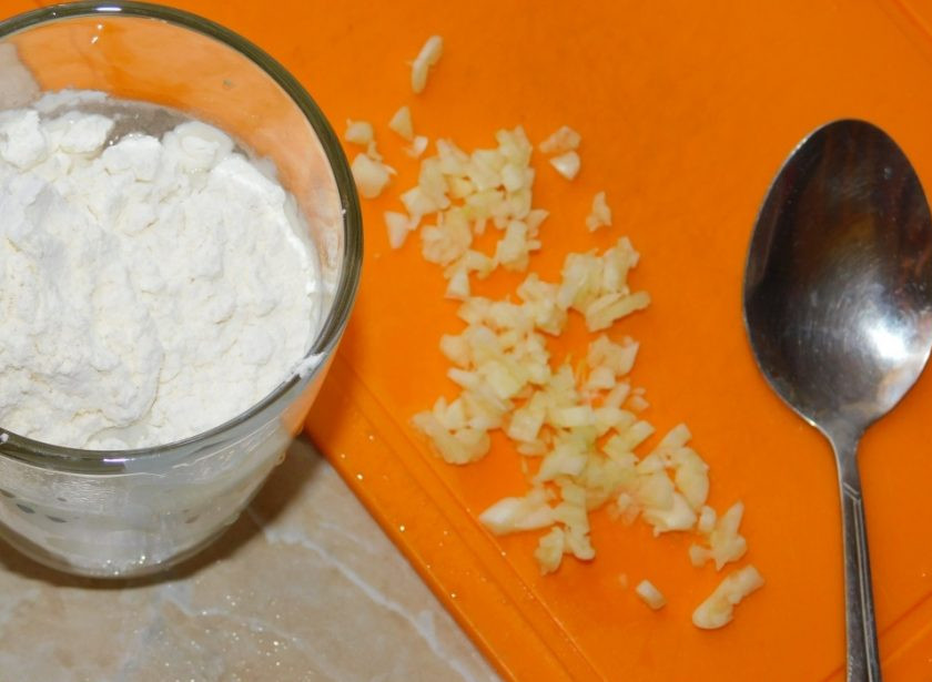 1. Этап. Курица с грибами в чесночном соусе: Муку растворите в воде, добавьте измельченный чеснок и влейте в сковороду. Добавьте соль и специи по вкусу. Перемешайте и тушите на маленьком огне минут 15.