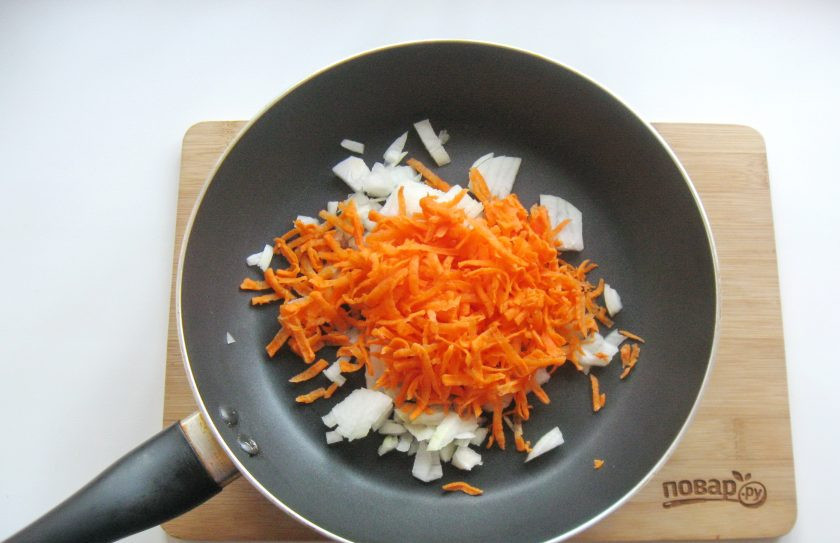 1. Этап. Борщ из индейки: Морковь очистите, помойте и натрите на терке. Добавьте к луку.