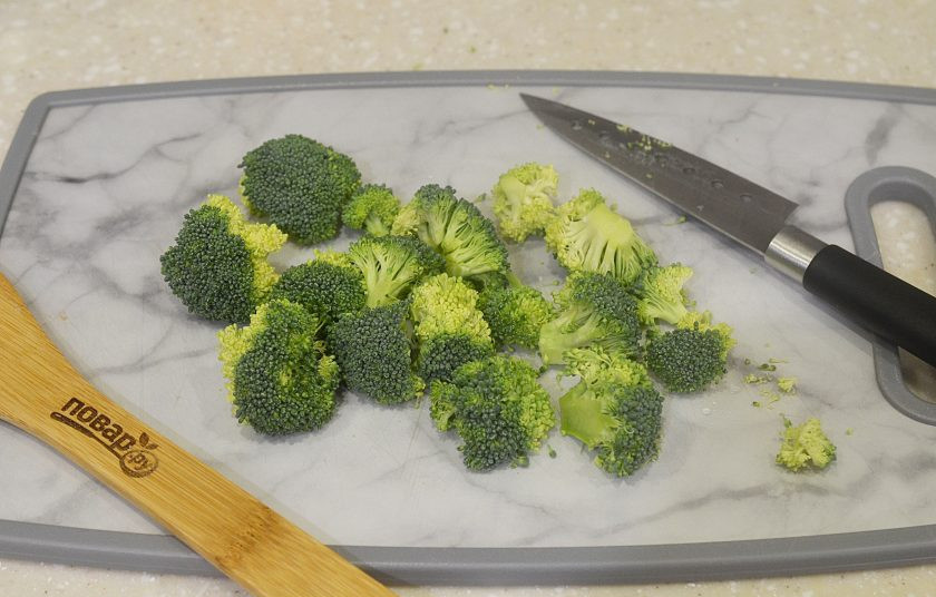 1. Этап. Маринованная брокколи: 2. Капусту разрежьте на небольшие соцветия.