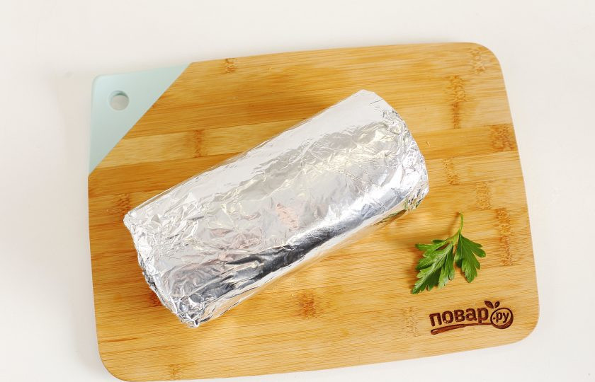 1. Этап. Батон фаршированный консервой и яйцом: Теперь плотно заверните батон в фольгу и уберите для охлаждения в холодильник на 2-3 часа.