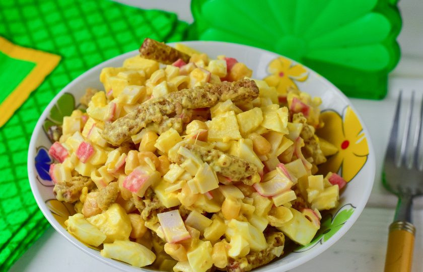 1. Этап. Салат Марсель с крабовыми палочками: Выложите салат в пиалу и подайте к столу. Приятного аппетита!