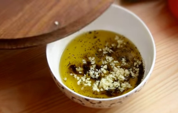 1. Этап. Салат с лавашом Фатуш: 4. Для приготовления заправки смешайте лимонный сок, оливковое масло, смесь перцев, соль, прованские травы и рубленый чеснок.