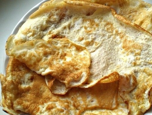 1. Этап. Салат с зеленой редькой: 8. Яйца разбиваю в отдельную миску, солю по вкусу и выливаю на раскаленную сковороду, готовлю 2 тонких блинчика.