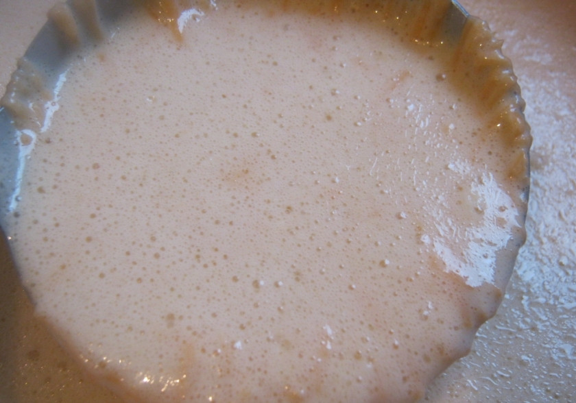 1. Этап. Блины из тыквы: Вливаем в него дрожжи, даем настоятся минут 15 - тесто должно пузыриться.