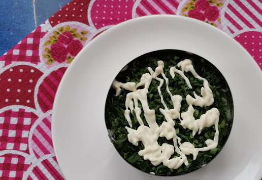 1. Этап. Слоёный рыбный салат Лето: Смазать майонезом.