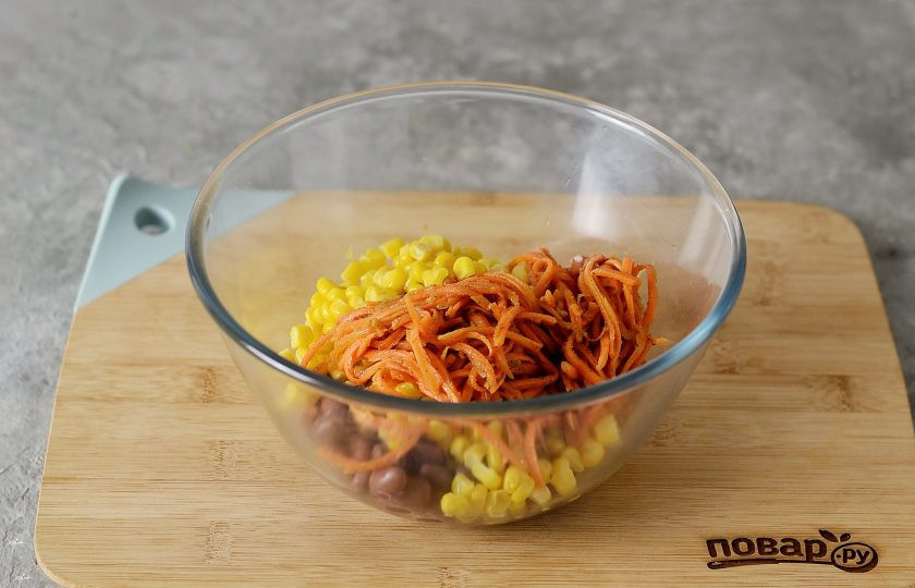 1. Этап. Салат с корейской морковью: В большой миске соедините корейскую морковь, консервированную фасоль и кукурузу.