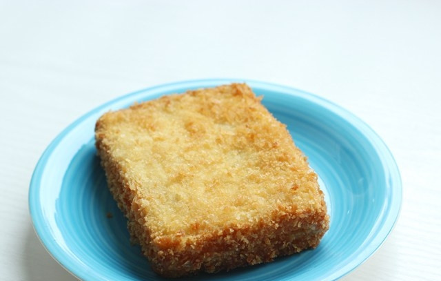 1. Этап. Жареный сэндвич с моцареллой: 7. Излишки масла промокните бумажной салфеткой и подавайте жареный сэндвич с моцареллой к столу. Приятного аппетита!