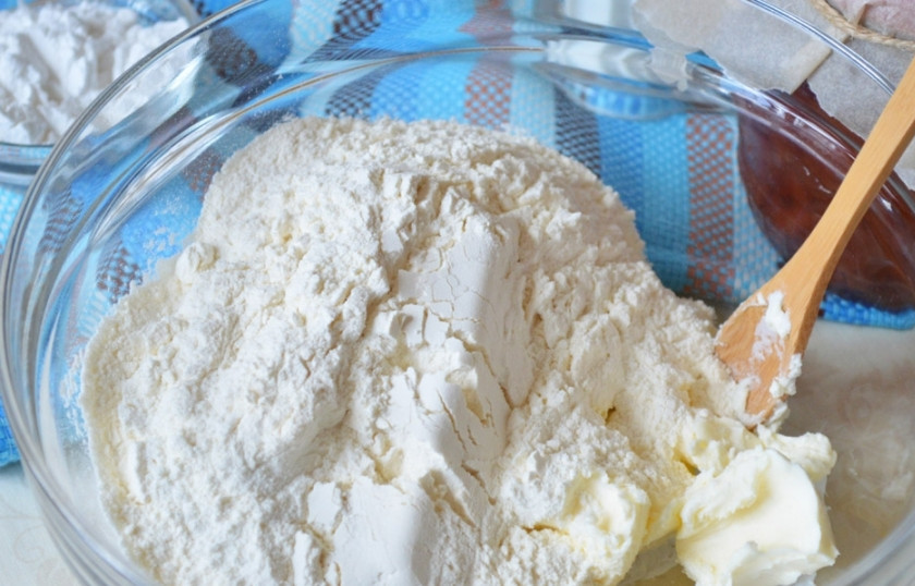 1. Этап. Тесто для рогаликов: 2. Всыпаю заранее просеянную муку, тогда выпечка будет более воздушной и легкой, растираю смесь в крошку.