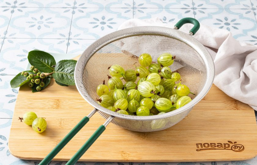 1. Этап. Варенье из крыжовника без воды: Крыжовник помойте, откиньте на сито и дайте стечь лишней воде.