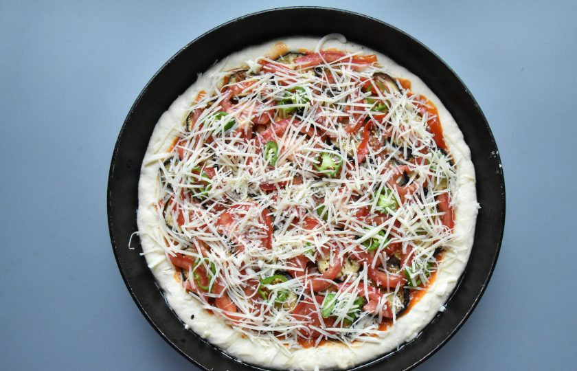 1. Этап. Пицца Меланзанья: Поверх сыра плотно друг к другу распределите кружочки обжаренных баклажанов, кружочки помидоров и колечки острого перца. Сверху присыпьте все натертым пармезаном. Выпекайте пиццу в духовке, разогретой до 230-250 градусов в течение 12-15 минут.