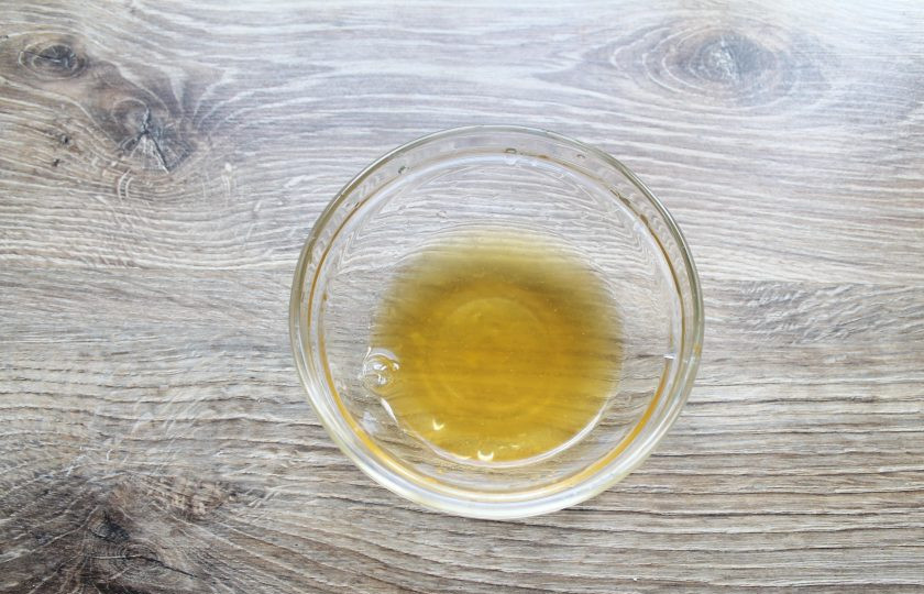 1. Этап. Торт Вриндаван: В кастрюлю налейте воду, вложите мед и поставьте на медленный огонь. Варите в течение 15 минут, снимите и остудите.