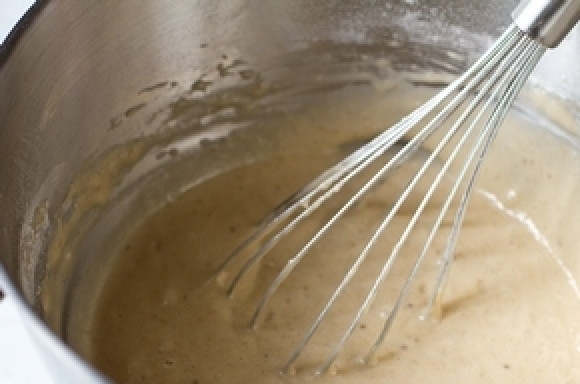 1. Этап. Кекс из бананов: Растопите масло, добавьте его в пюре вместе с сахаром, просеянной мукой, содой, разрыхлителем и яйцами. Замешайте тесто.