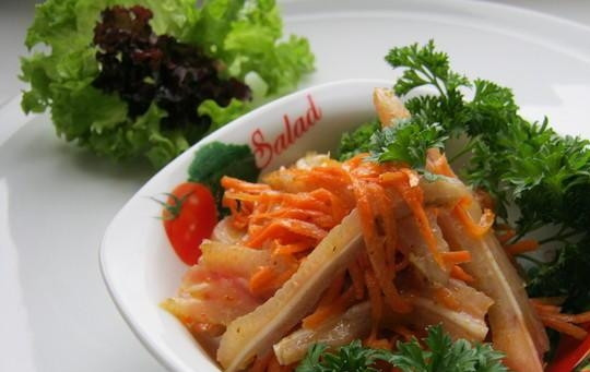 1. Этап. Свиные уши по-корейски: Соедините морковь, лук и мясо. Заправьте их уксусом, соевым соусом, измельчённым чесноком, перцем чили и приправой для морковки. Хорошо перемешайте и оставьте мариноваться на 2 часа. Приятного аппетита!