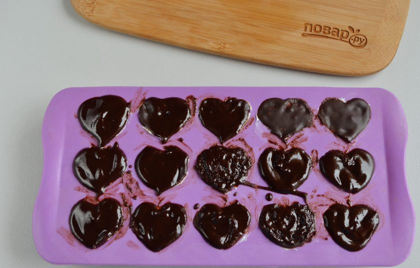1. Этап. Конфеты Чизкейк в шоколаде: Полейте сверху каждую конфетку шоколадом и отправьте в холодильник на 1 час для застывания.