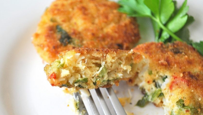 1. Этап. Котлеты из рыбы трески: 3. Подавайте котлеты теплыми с любым гарниром или ешьте с кусочком хлеба, как бутерброды.