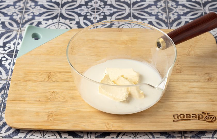 1. Этап. Глазурь из кэроба: В сотейнике соедините молоко и сливочное масло. Доведите до кипения смесь, чтобы она стала однородной.