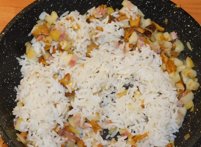 1. Этап. Фаршированные свиные отбивные: Добавьте отваренный рис и перемешайте. Начинка готова!