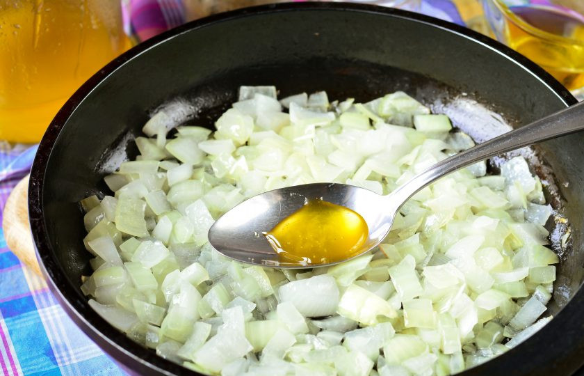 1. Этап. Луковый взвар: Сдобрите лук медом, посолите и поперчите по вкусу.