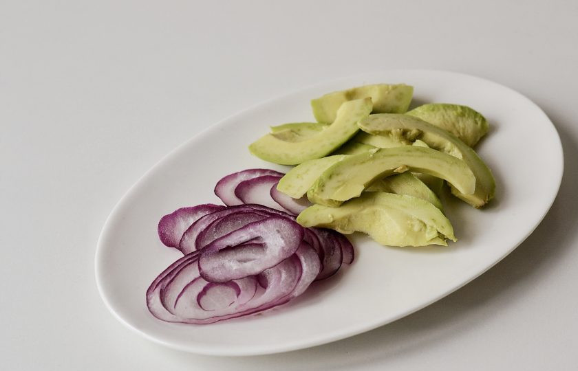 1. Этап. Бутерброды с тофу: Авокадо нарежьте дольками, лук кольцами.