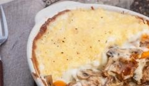 1. Этап. Мясо по-французски с соусом бешамель: Блюдо выпекаем в духовке при 180 градусов в течение 30 минут. В конце вынимаем форму из духовки, посыпаем сверху тертым сыром и ставим обратно в духовку ещё на 5 минут.