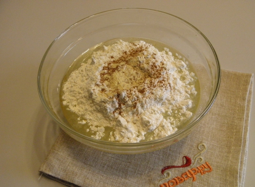 1. Этап. Постный яблочный пирог: Добавьте к ним муку, разрыхлитель, корицу, имбирь, соль и ванильный сахар.