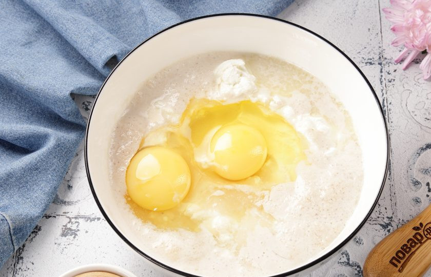 1. Этап. Сырники дрожжевые: Соедините творог, яйца, соль и оставшийся сахар. Добавьте дрожжевую смесь.