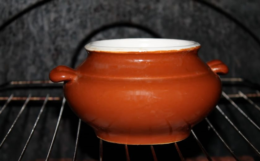 1. Этап. Яблочное повидло в духовке на зиму: Яблочную массу переложите в горшок для запекания и поставьте в горячую духовку. Готовьте повидло в горячей духовке в течение 1-1.5 часа до желаемой консистенции.