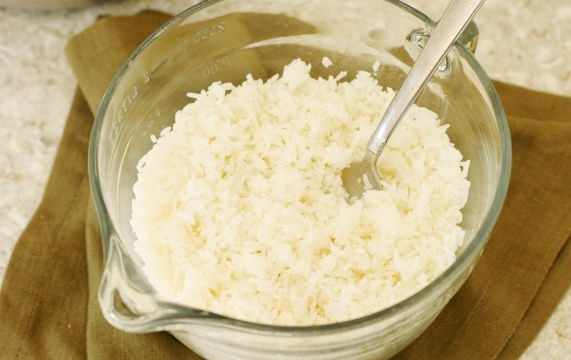 1. Этап. Отварной рис с омлетом и овощами: 1. Лучше отварить рис с вечера, конечно. Но если такой возможности не было, остудите его как следует перед приготовлением блюда.