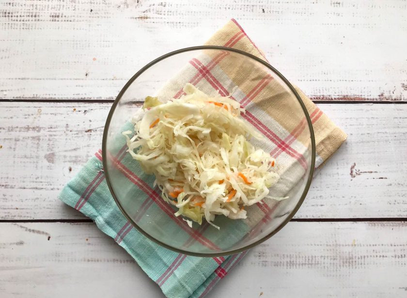 1. Этап. Салат Осенняя сказка: В глубокую тарелку выложите квашеную капусту.