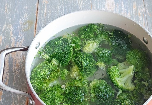 1. Этап. Брокколи с курицей в сырно-сливочном соусе: В кастрюльку поместить брокколи (у меня замороженная), налить воды, довести до кипения, варить 2 мин. Затем откинуть брокколи на дуршлаг.