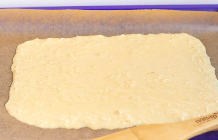 1. Этап. Яичный рулет со свининой и базиликом: Противень застелите пергаментом хорошего качества, к которому гарантировано ничего не липнет. Вылейте массу и разровняйте в прямоугольник.