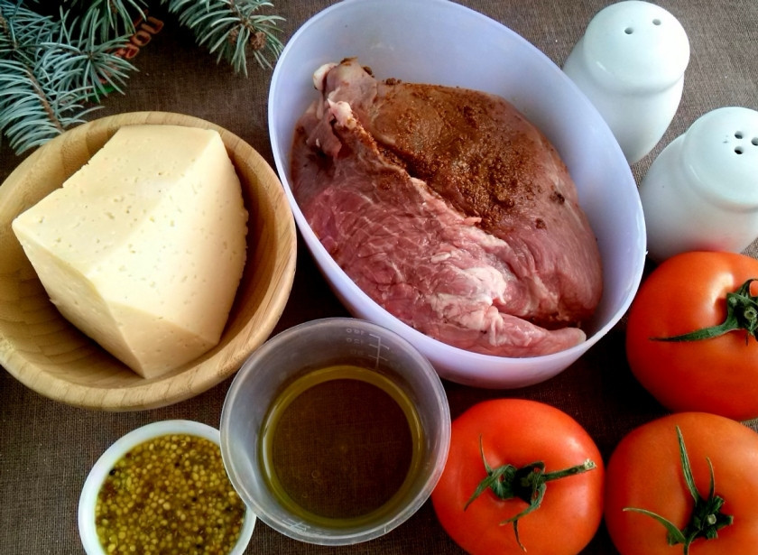 1. Этап. Мясо по-французски на Новый год: Подготовьте необходимые продукты. Мясо натрите смесью специй и оставьте мариноваться на 30 минут.