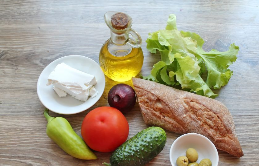 1. Этап. Греческий сэндвич: Подготовьте ингредиенты. Овощи и листья салата вымойте и обсушите.