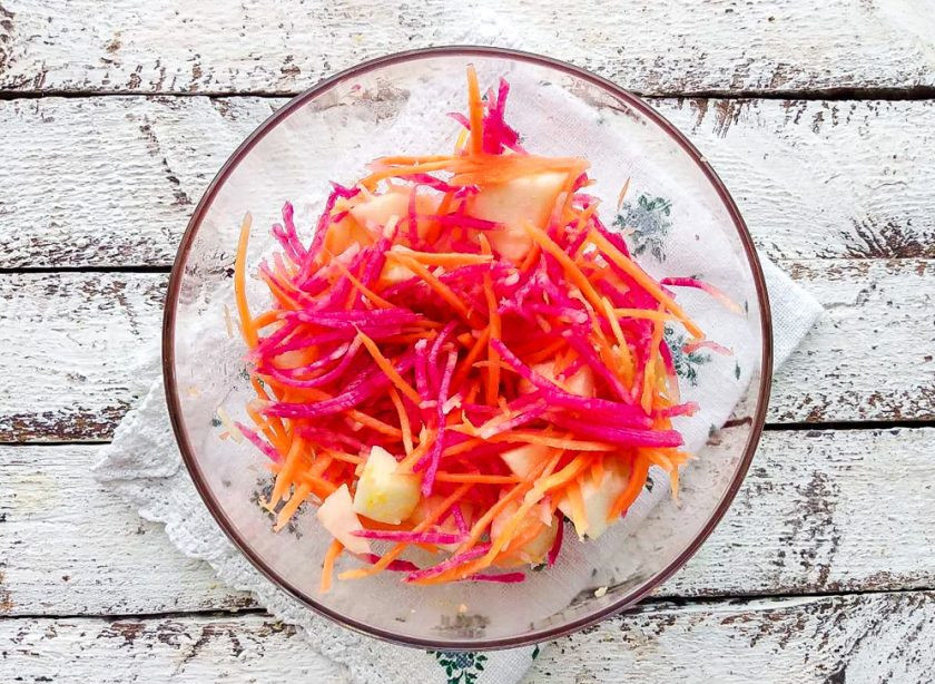 1. Этап. Редька с чесноком и морковью: Добавьте в салат сок лимона, оливковое масло и все хорошо перемешайте.