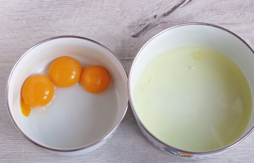 1. Этап. Кабачковое суфле под сырной шапкой: Яйца разделите на белки и желтки.