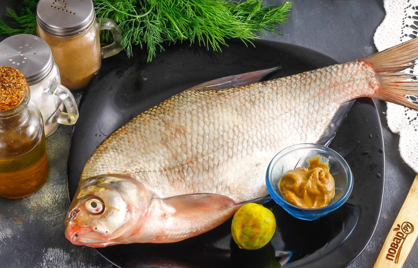 1. Этап. Лещ в духовке с чешуей: Подготовьте указанные ингредиенты. Можно использовать лимонный или лаймовый сок.