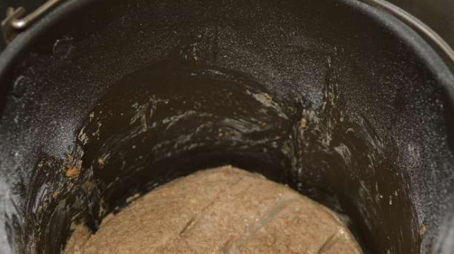 1. Этап. Бородинский хлеб на закваске: Перед выпечкой разравниваем поверхность хлеба мокрой лопаткой. Также можно сделать несколько надрезов сверху острым ножом.