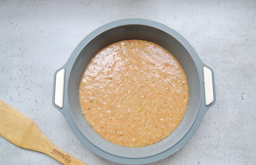 1. Этап. Морковный пирог с грецкими орехами и корицей: Выложите тесто в форму и поставьте в духовку, разогретую до 175-180 градусов.