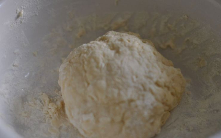 1. Этап. Пицца Минутка в микроволновой печи: Итак, насыпаем в миску муку и делаем в мучной горке небольшое углубление, разбиваем в него яйцо и вливаем молоко. Из этих ингредиентов замешиваем тесто, оно должно получиться довольно мягкое и не должно липнуть к рукам.