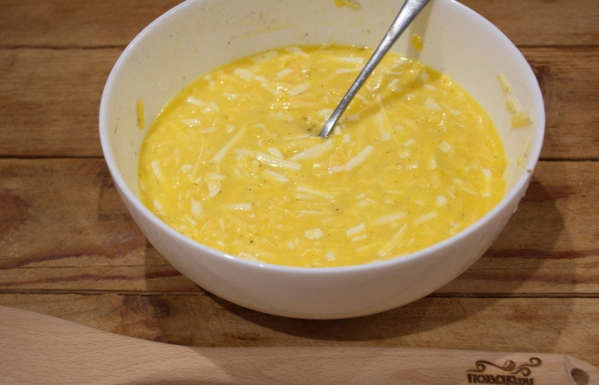 1. Этап. Ленивая ачма: Хорошо перемешайте. Вместо брынзы можно взять сулугуни или другой вид сыра. Можно взять два сорта твердого сыра. Не рекомендую класть творог. Будет совершенно не то блюдо.